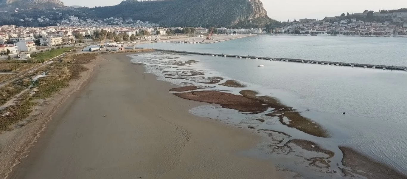 Απόκοσμες εικόνες στο Ναύπλιο- «Εξαφανίστηκε» η θάλασσα (βίντεο-φωτο)